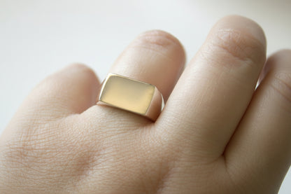 Edge signet ring stor